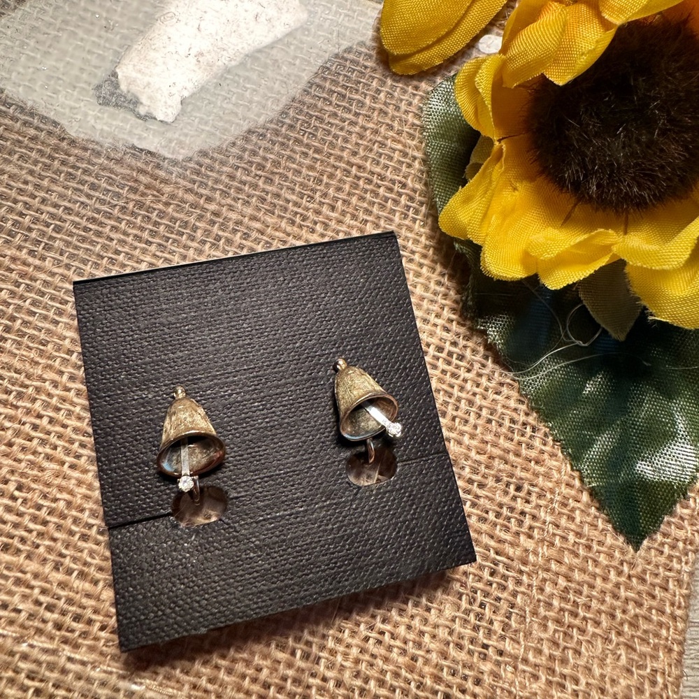 Vintage Avon Bell shaped earrings - gold tone - GUC